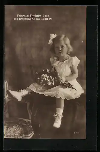 AK Prinzessin Friederike Luise von Braunschweig im Spitzenkleid mit Blumenstrauss