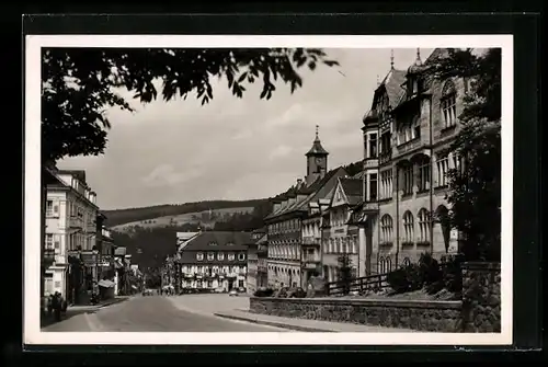 AK Triberg i. Schwarzwald, Apotheke und Löwenhotel an der Strasse zum Marktplatz