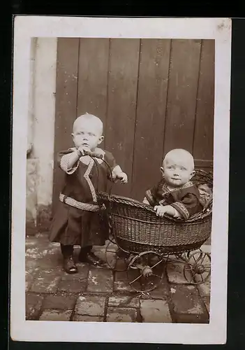 Foto-AK Zwei Kleine Jungen mit einem Kinderwagen