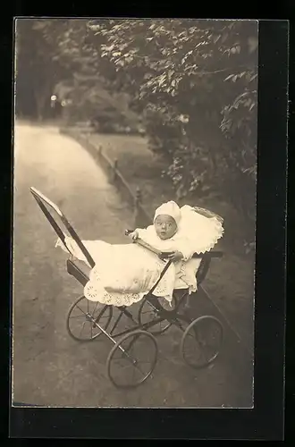 Foto-AK Baby im Kinderwagen im Park