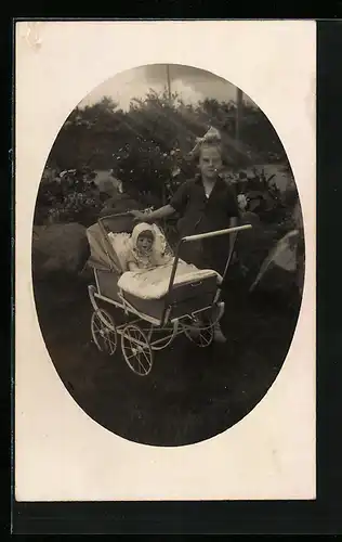 Foto-AK Kleines Mädchen mit einem Puppenwagen