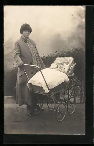 Foto-AK Junge Frau mit Baby im Kinderwagen