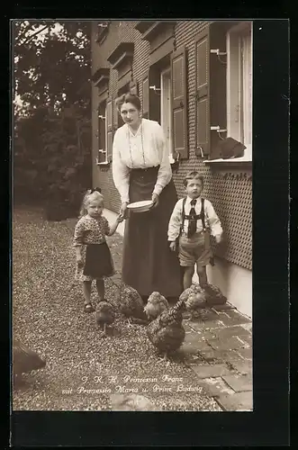 AK Prinzessin Franz und Prinzessin Maria mit Prinz Ludwig von Bayern bei der Hühnerfütterung
