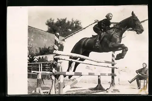 Foto-AK Springreiterin beim Sprung über eine Hürde, 1930