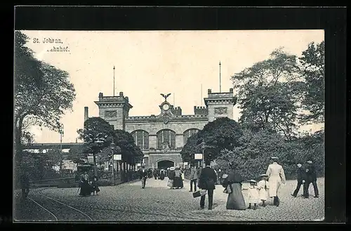 AK St. Johann, Bahnhof mit Passanten und Reisenden