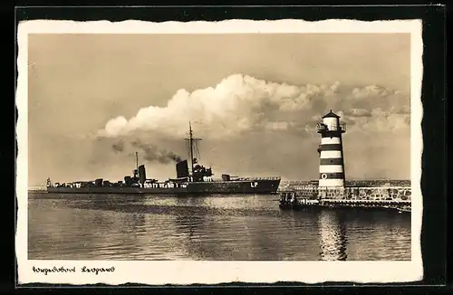 AK Torpedoboot Leopard passiert Hafeneinfahrt mit Leuchtturm