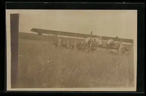 Foto-AK Soldaten an einem zweimotorigen Flugzeug