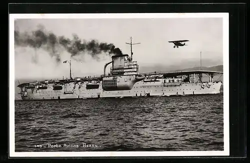 Foto-AK Porte Avions Bearn, Kriegsschiff, Flugzeugträger mit voller Bewaffnung