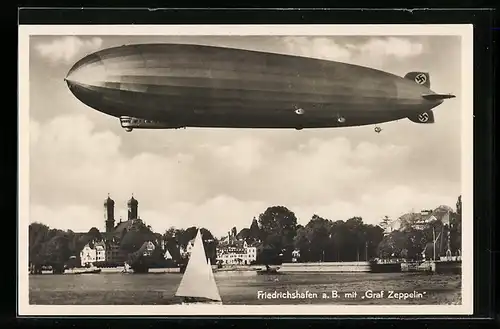 AK Friedrichshafen a. B., Ortsansicht mit fliegendem Luftschiff Graf Zeppelin
