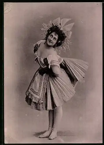 Fotografie junge Brünette Tänzerin im Bühenkostüm