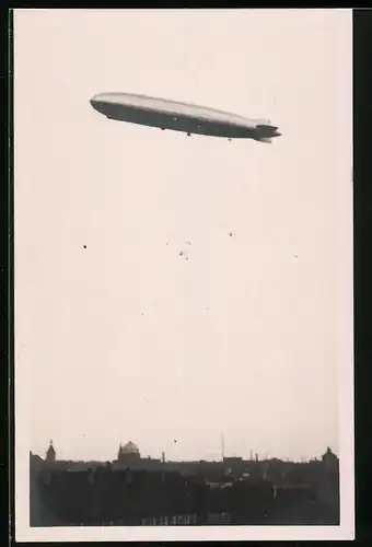 Fotografie Zeppelin - Luftschiff über einer Stadt