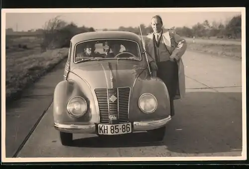 Fotografie G. Osswald Nachf., Halle / Saale, Auto IFA F 9 mit Kennzeichen KH 85-86 und Hund am Steuer auf der Autobahn