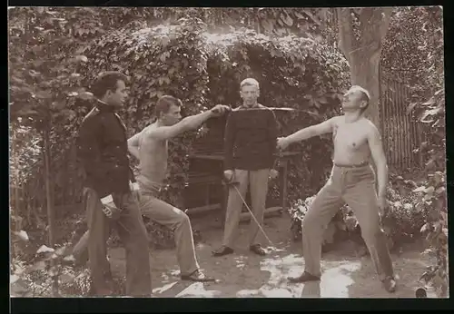 Fotografie 1.WK, K.u.K. Soldaten beim Fechten in einem Hinterhof