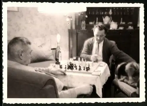 Fotografie Schach - Chess, Schachspiel, Herren vor Schachbrett sitzend