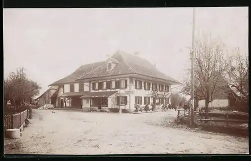 Fotografie unbekannter Fotograf, Ansicht Zimmerwald / Bern, Strasseneck mit Gartenwirtschaft