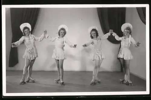 Fotografie Berlin-Friedenau, Emyra Rollschuh-Girls, Mädchen auf Rollschuhen im Bühnenkostüm