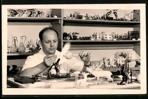 Fotografie Glasbläser mit Brenner bei der Herstellung filigraner Figuren