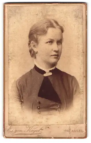 Fotografie Eugen Kegel, Kassel, Gr. Rosenstrasse 5, Junge Dame mit Kragenbrosche