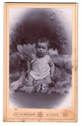 Fotografie Fr. Mülhoff, Hilden, Mittel-Str., Süsses Kleinkind im Hemd mit nackigen Füssen