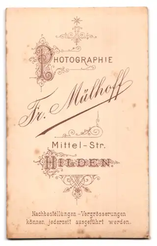 Fotografie Fr. Mülhoff, Hilden, Mittel-Str., Süsses Kleinkind im Hemd mit nackigen Füssen