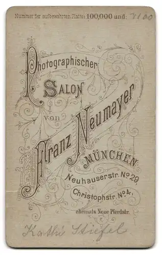 Fotografie Franz Neumayer, München, Neuhauserstr. 29, Chirstophstr. 4, Junge Dame mit Kragenbrosche