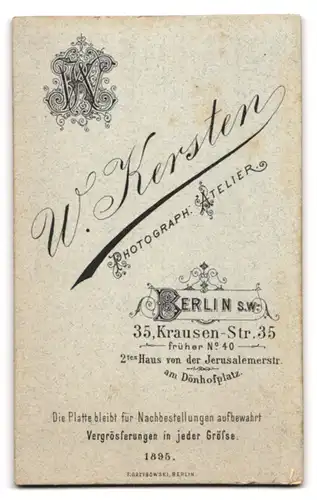 Fotografie Wilhelm Kersten, Berlin, Krausen-Str. 35, Bürgerliche Dame mit Kragenbrosche