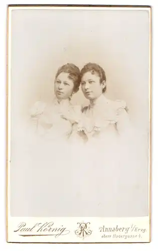 Fotografie Paul Körnig, Annaberg i. S., Obere Badergasse 4, Zwei junge Damen in Kleidern