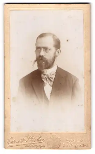 Fotografie Ernst Kessler, Essen, Bachstr. 8-6, Bürgerlicher Herr mit Brille und Vollbart