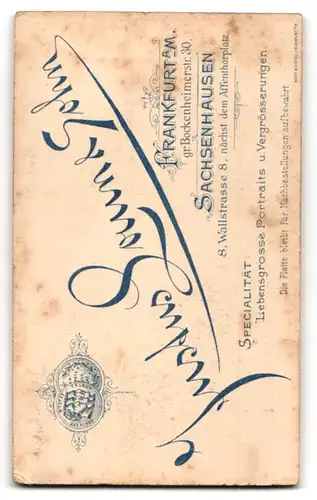 Fotografie J. Laun & Sohn, Frankfurt a. M., Gr. Bockenheimerstr. 30, Süsses Kleinkind im Hemd mit nackigen Füssen