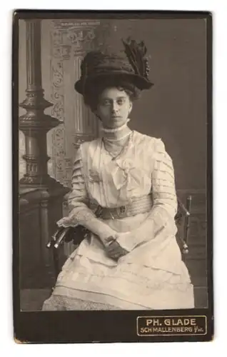Fotografie Ph. Glade, Schmallenberg i. W., Junge Dame im hübschen Kleid