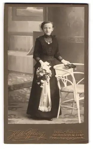 Fotografie H. Wolffberg, Berlin-Neu-Kölln, junges Mädchen im schwarzen Kleid zur Konfirmation
