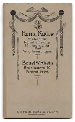 Fotografie Herm. Kadow, Beuel a. Rh., junger Knabe im schicken Kommunionsanzug mit Bibel