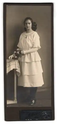 Fotografie Albrecht, Berlin, junges Mädchen zur Kommunion im weissen Kleid mit Blumenstrauss