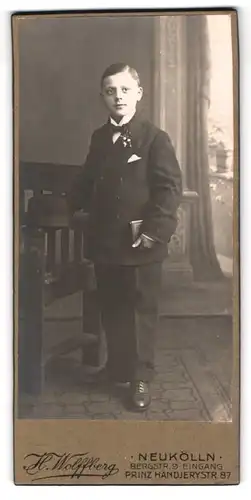 Fotografie H. Wolffberg, Berlin-Neukölln, junger Knabe zu seiner Kommunion im Anzug
