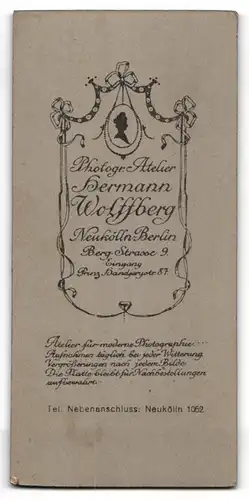 Fotografie H. Wolffberg, Berlin-Neukölln, Knabe im dunklen Anzug mit Bibel zur Kommunion