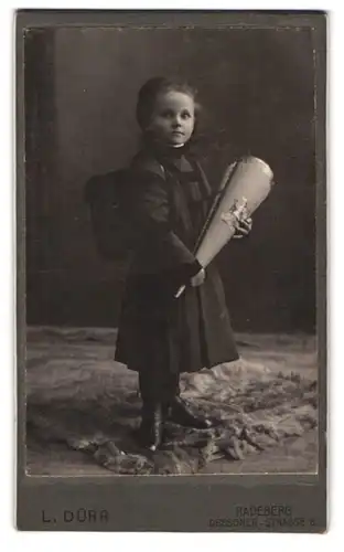 Fotografie L. Dürr, Radeberg, junges Mädchen mit Schulranzen und Zuckertüte zum Schulanfang