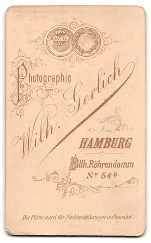 Fotografie Wilh. gerlich, Hamburg, niedlicher junger Knabe mit Blechtrompete im Atelier