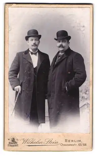 Fotografie Wilhelm Stein, Berlin, zwei Herren in Anzug mit Mantel und Meline, Flanierstock, Dandy