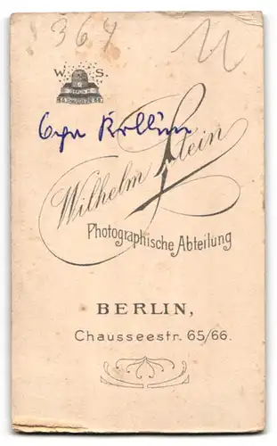Fotografie Wilhelm Stein, Berlin, zwei Herren in Anzug mit Mantel und Meline, Flanierstock, Dandy