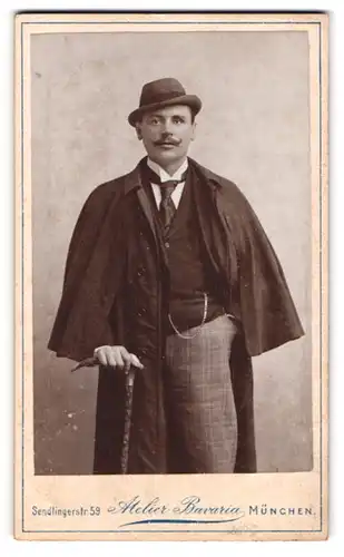 Fotografie Atelier Bavaria, München, Herr Toni Vogel mit Regenmantel und Flanierstock, 1896