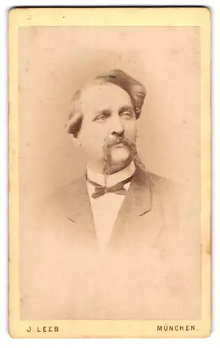 Fotografie J. Leeb, München, Portrait Herr Fritz Gradinger mit Haartolle und geziwrbeltem Moustache