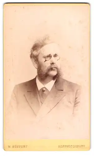 Fotografie W. Höffert, Dresden, Portrait älterer Herr im Anzug mit Franz Josef Bart und Zwickerbrille