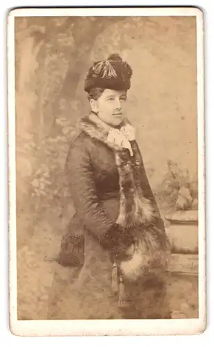 Fotografie Würthle & Spinnhirn, Salzburg, Portrait Dame im Winterkleid mit Muff und Pelzschal