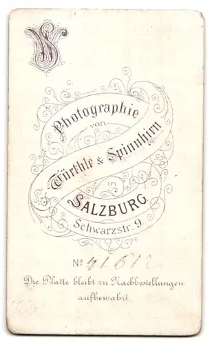 Fotografie Würthle & Spinnhirn, Salzburg, Portrait Dame im Winterkleid mit Muff und Pelzschal