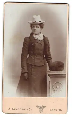 Fotografie A. Jandorf, Berlin, junge Frau im Winterkleid mit Muff und Hermelin Schal