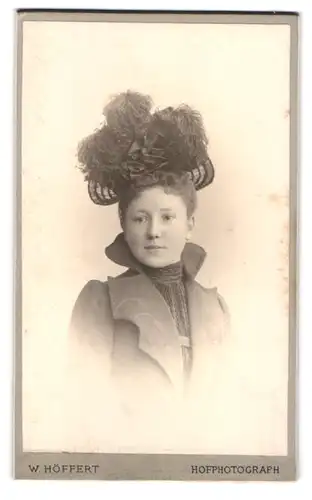 Fotografie W. Höffert, Dresden, hübsche junge Sächsin im Kleid mit aufgestellten Kragen und Federhut