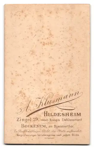 Fotografie A. Klusmann, Hildesheim, junge Dame im winterlichen Kleid mit Federhut und Schirm