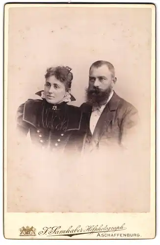 Fotografie J. SAmhaber, Aschaffenburg, Mann und Frau im dunklen Samtkleid mit aufgestellten Kragen