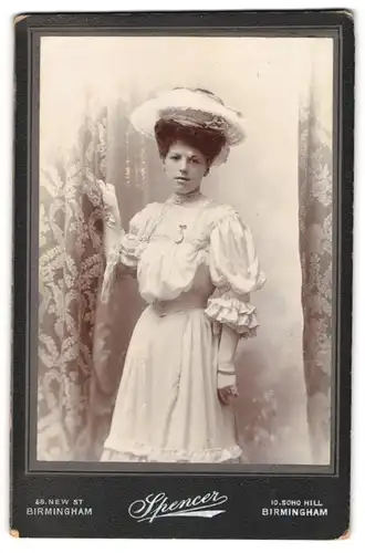 Fotografie Spencer, Birmingham, junge Frau Beatrice im weissen seidenen Kleid mit Hut, 1906