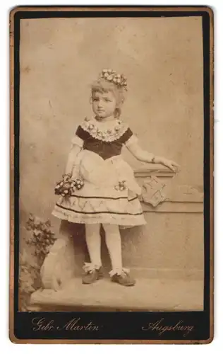 Fotografie Gebr. Martin, Augsburg, Portrait niedliches kleines Mädchen als Blumenmädchen zum Fasching